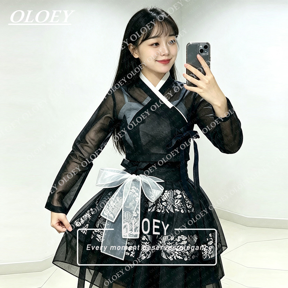 Hanbok Modern Set - ชุดฮันบกสั้นสีดำสไตล์โมเดิร์น OLOEY พร้อมลวดลายกลิตเตอร์ ผ้าซาตินออร์แกนซ่า สำหรับถ่ายภาพสไตล์เกาหลี ชุดแสดงขนาดมินิ